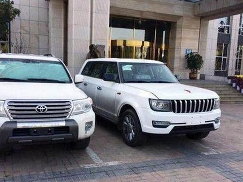 酒店门口偶遇国产新车，霸气居然超旁边的陆巡，这车值500亿