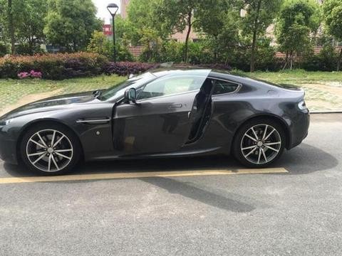 200多万的英伦绅士跑车，在路人的眼里就是大号的蒙迪欧，R8秒它