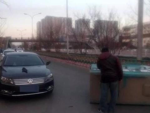 大众迈腾撞上了三轮车，车主下车一看表示自己后悔买这车了