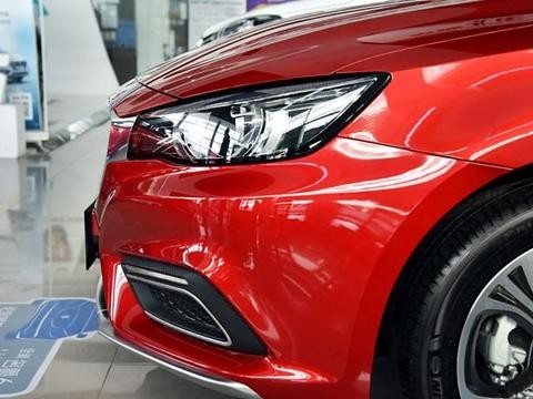 油耗5.8标配四独悬和ESP，刚上市每天卖400辆，9.7万放弃思域