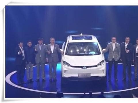 华为首款SUV终于亮相，一听售价集体鼓掌，这次真比合资干的好