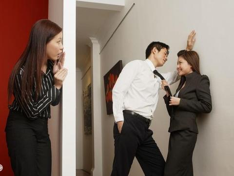 老公和女同事暧昧怎么处理 老公总找女同事聊天该不该管