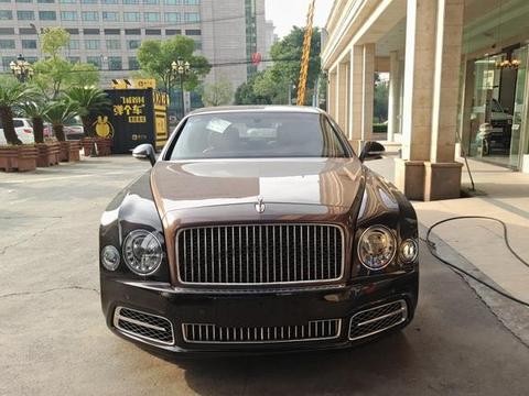 北京某企业家花658万买辆全新宾利慕尚：低调的交车现场让人称赞