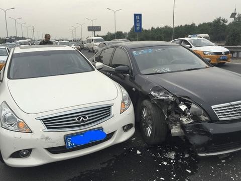 英菲尼迪与日产天籁发生碰撞, 路人: 铁皮太薄, 撞这样是必然的