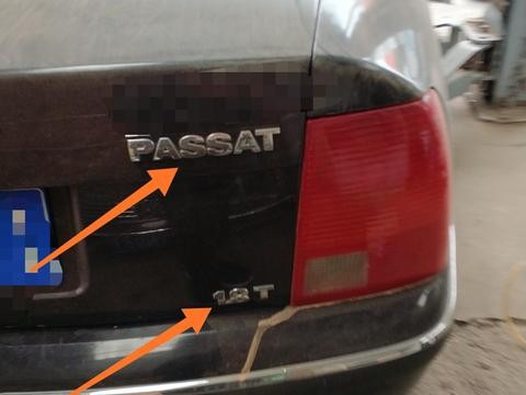 跑了14年的老帕萨特来汽修厂，发动机很快就被三位师傅拆了下来！