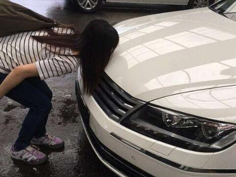 70万拿下库存辉腾，90后小伙捡了个大便宜，但全场属她最奇葩