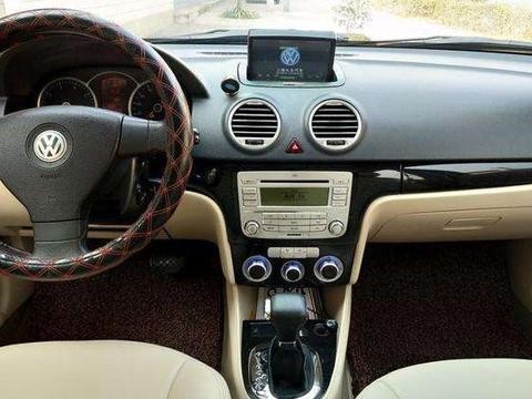 落地价57万, 现在只需30万, 开回老家的村口, 邻居围个水泄不通