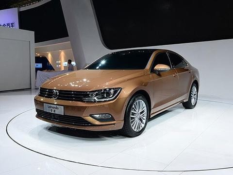 凯美瑞的劲敌又大降3万，仅售12.39万，4毛油耗还买卡罗拉？