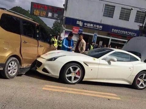 小伙借开朋友的法拉利，炫车技却撞到五菱宏光，一下车腿都软了