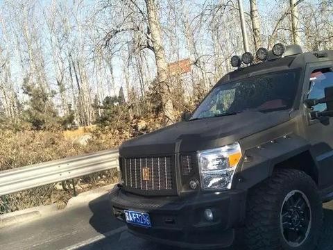 路上偶遇700万的乔治巴顿防弹越野车, 网友: 这货简直像坦克一般坚硬