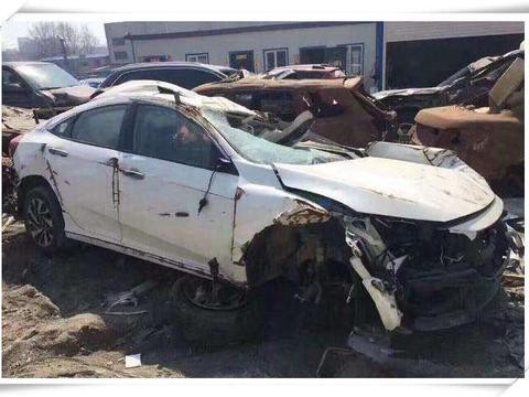 小伙新提十代思域没到家就撞成报废, 车主: 再也不会考虑日系车