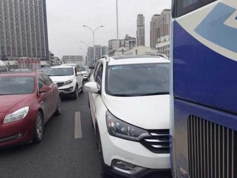 东风被前后夹击，前面公交车被硬生生顶出去，后面保时捷卡宴更惨