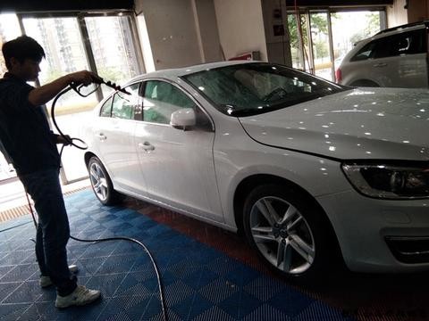 白色沃尔沃S60镀膜