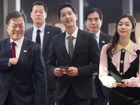 宋仲基金妍儿和韩国总统参加仪式,被吓到的小表情太可爱了