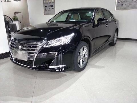 偶遇16款丰田皇冠库存车, 工作人员: 受新款冲击卖不动, 6折处理