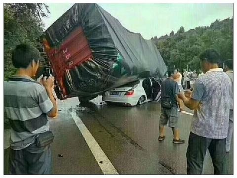 开这款国产车被大货车压扁, 司机下车后庆幸自己当初的选择