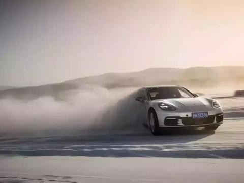 不到两天时间, 我们铲平了冰湖上的雪~