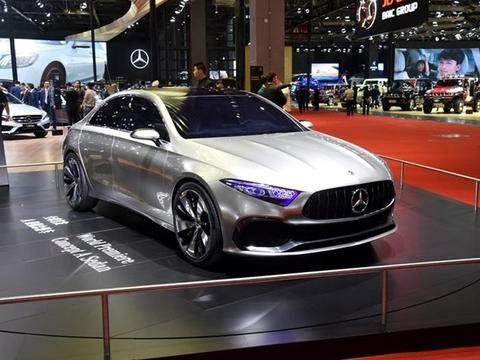 最便宜的奔驰要来了, 豪车也卖白菜价20万, 对手宝马1系和奥迪A3