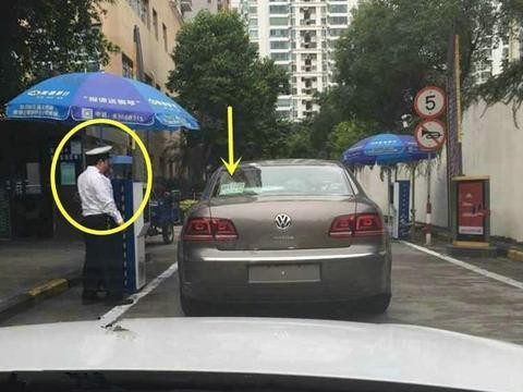 老刘买了辆百万豪车，邻居说他破产了，保安问他是不是生意不好！