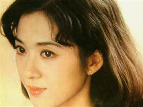 80年代第一美人，击败刘晓庆，但因意外出国，今坐宝马依旧美艳