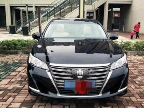 女车主入手皇冠顶配, 5米车长舒适安全, 车主坦言: 确实省心!