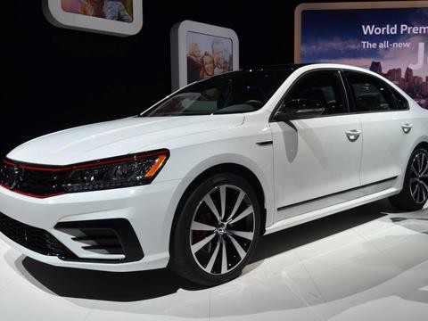 外观加入运动化组件, 减震器营造“低趴”效果, 北美的领导们也玩性能车!