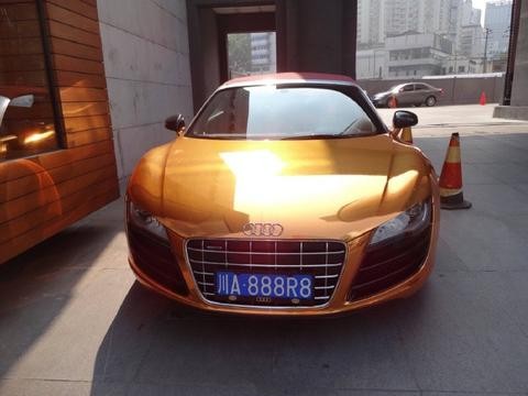 国内偶遇一辆香槟金的奥迪R8，外观真心逆天，特别是车牌号更牛