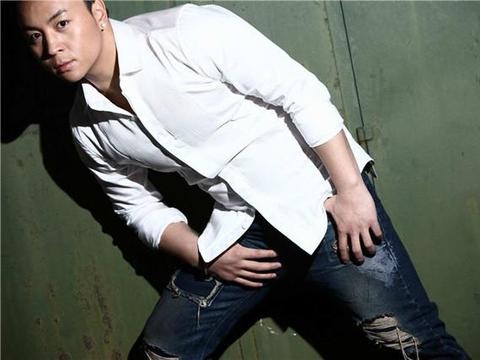 释小龙没有片约身价依然上亿，坐拥豪车，网友：何洁看错了人！