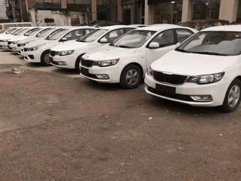 偶遇大批起亚库存车，店员：外观内饰都很新，现在统统6折处理