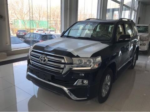 八气囊双电座椅真皮数量少，17款丰田兰德酷路泽4000就是不一样