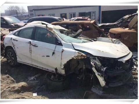 小伙新提十代思域没到家就撞成报废, 车主: 再也不会考虑日系车