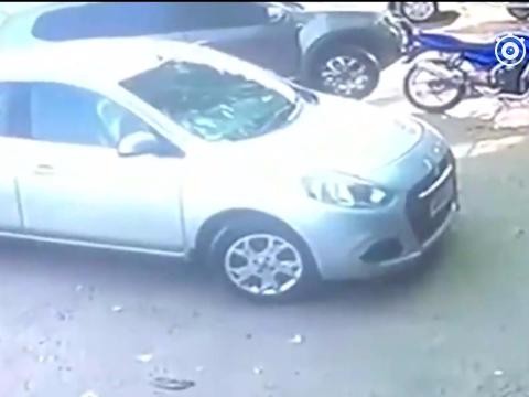 白色轿车马路上失控漂移，路人发现躲避，却还是没有跑赢轿车