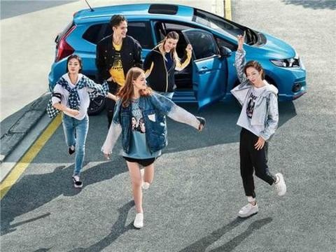 年轻人首选 快评 10 万带天窗小型车优缺点！