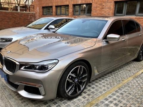 花94万落地豪华版宝马730Li，车主：车钥匙太大吃饭时不便于携带