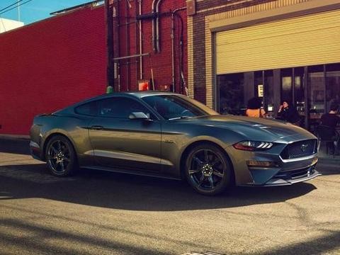 小排量涡轮靠边，拉轰的V8自吸动力，70万值了