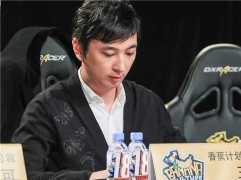 他的身价超过比尔盖茨和王健林，一天赚64亿，座驾只是本田雅阁!