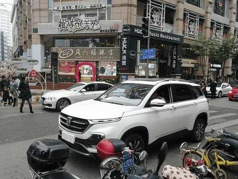 宝骏530现身街头，超大全景天窗，后排可以葛优躺，7万起售