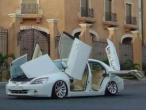 迪拜的小伙将自己家的本田雅阁重新改造后, 竟然比超级跑车还强!