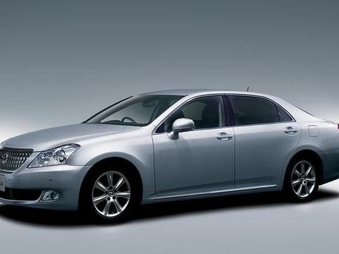 第15代丰田皇冠，有人没档次，不像C级车