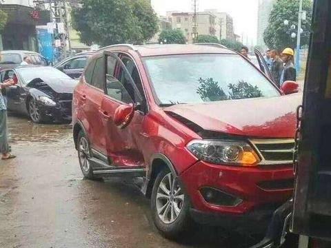 玛莎拉蒂撞上瑞虎5, 车主直呼: 这钱白花了！