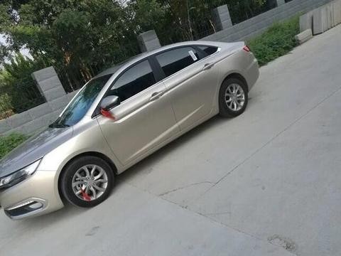 说傻子才花十多万买这车, 但见到实车的时候也尴尬的笑了