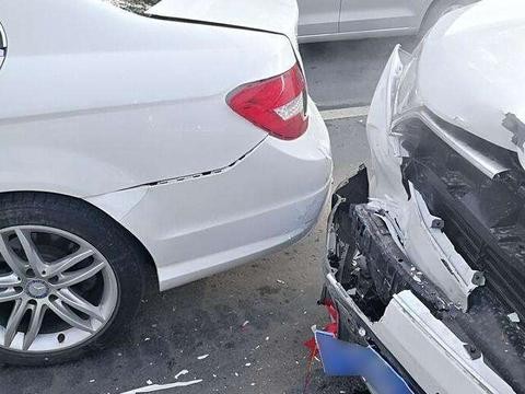 全新CRV碰到奔驰屁股, 奔驰车主很淡定, CRV车主却一脸懵逼