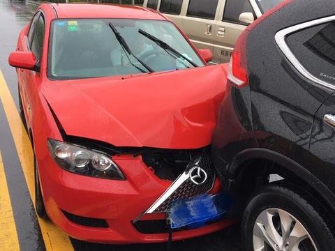 马自达追尾本田CR-V，网友：这质量一碰，差距可真大！