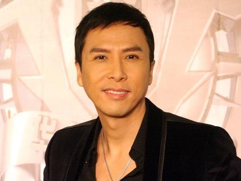 这辆车有多贵？甄子丹买不起只能合影，王俊凯18岁的成人礼！