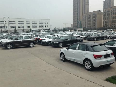 发现几百辆奥迪A1停满仓库, 销售: 漆面锃亮, 5.5折处理！