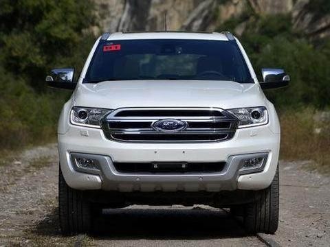 这款顶级SUV，全时四驱，非承载式车身，可爬山可下雪地