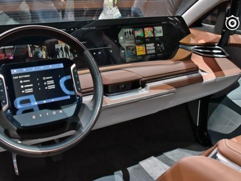 这款国产概念SUV逆天了！50寸中控巨屏+刷脸开门，售价不到30万