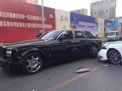 千万劳斯莱斯街头被撞，车主下车就一句：卖房子吧！