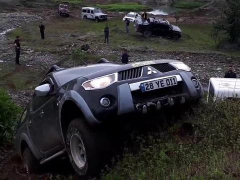 路虎卫士、三菱L200、大切诺基挑战越野