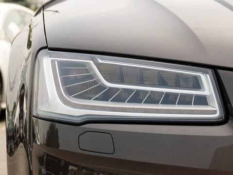 买奥迪A8送的A1，过减速带被颠起来，降8万也不看了